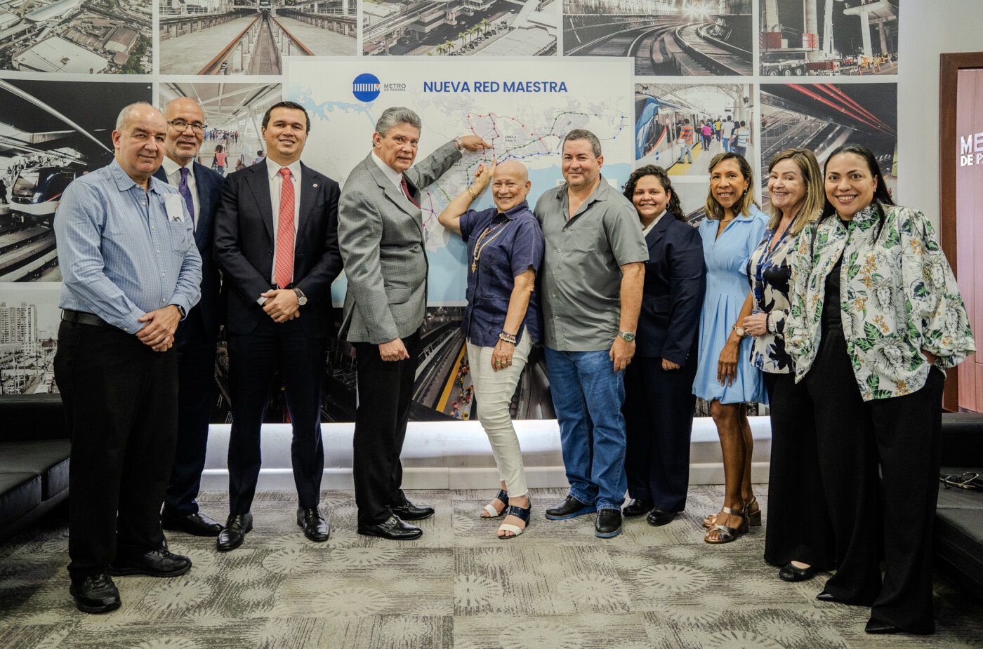 Equipos de Metro de Panamá y Doppelmayr frente al mapa de la Nueva Red Maestra del Metro tras la firma del contrato del teleférico