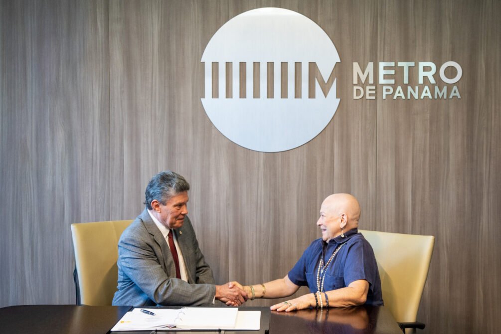 Representantes de Metro de Panamá y Doppelmayr Panamá se dan la mano tras firmar el contrato del Teleférico de Panamá y San Miguelito