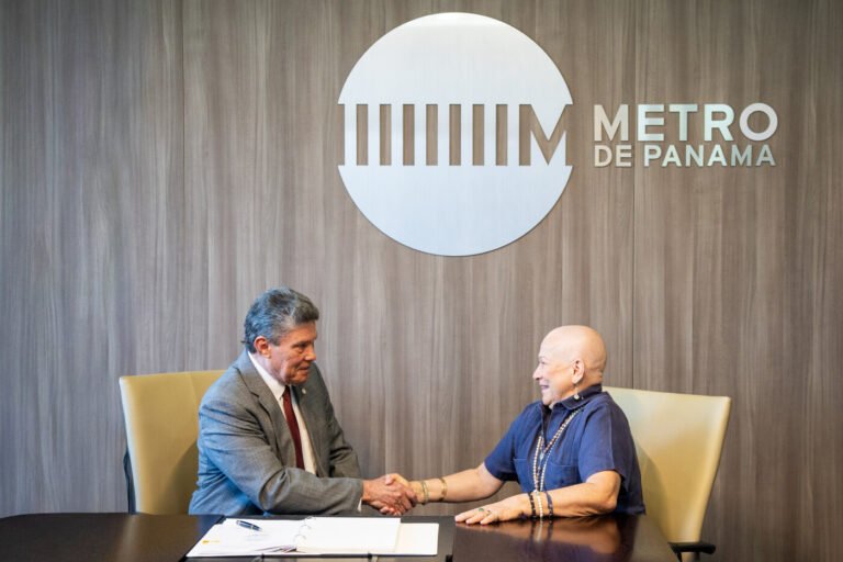 Representantes de Metro de Panamá y Doppelmayr Panamá se dan la mano tras firmar el contrato del Teleférico de Panamá y San Miguelito