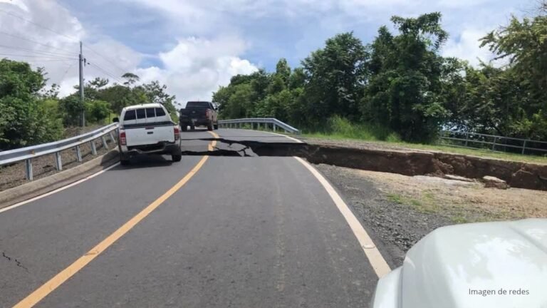 Terremoto en Panamá 2026 carretera fracturada y terreno hundido junto a un puente