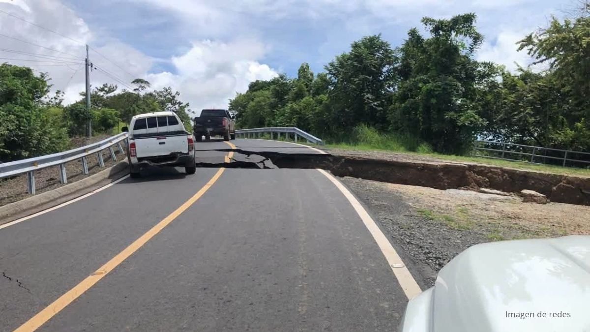 Terremoto en Panamá 2026 carretera fracturada y terreno hundido junto a un puente